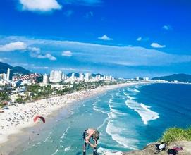 Imagem de um dia bonito e ensolarado em Guarujá